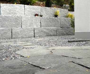 Formwilder Granitplattenbelag